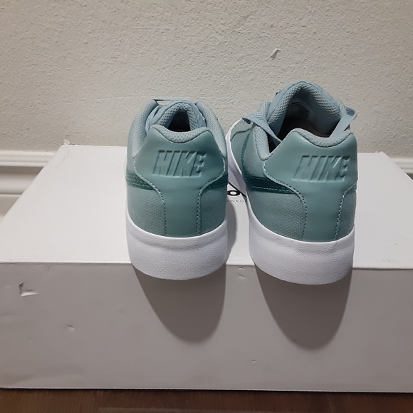 Nike - Picture 2 of 4